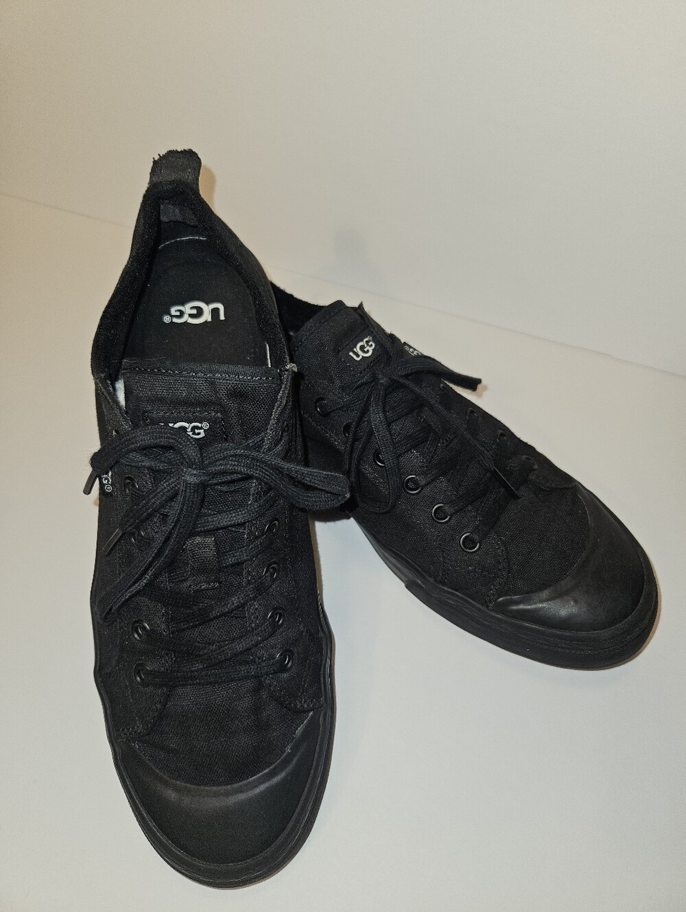 UGG Aries Women's Black Low-Top Canvas Sneakers Size 10